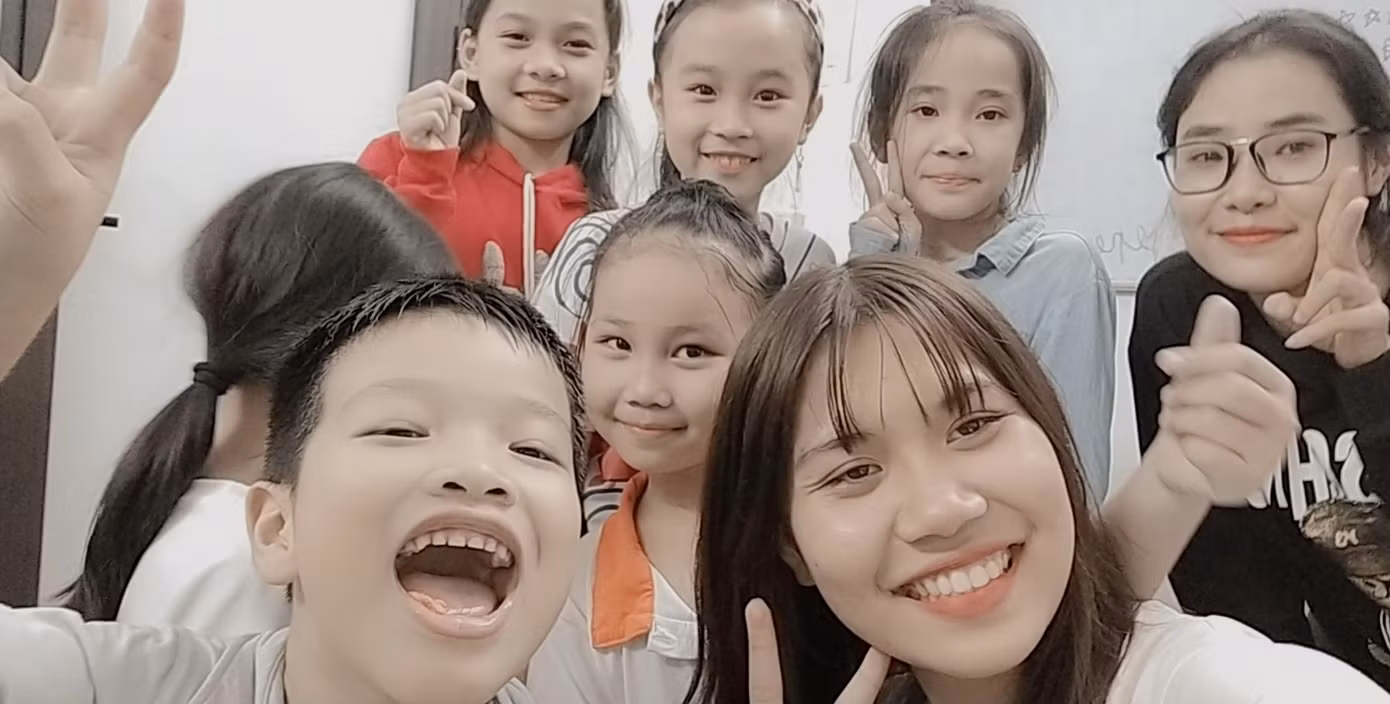Cô thử sức với nhiều vai trò mới: làm MC, tham gia đội nhảy, đội múa, tham gia cuộc thi vẽ, đi làm trợ giảng cho Trung tâm Anh ngữ,... Cô thử sức với nhiều vai trò mới: làm MC, tham gia đội nhảy, đội múa, tham gia cuộc thi vẽ, đi làm trợ giảng cho Trung tâm Anh ngữ,...