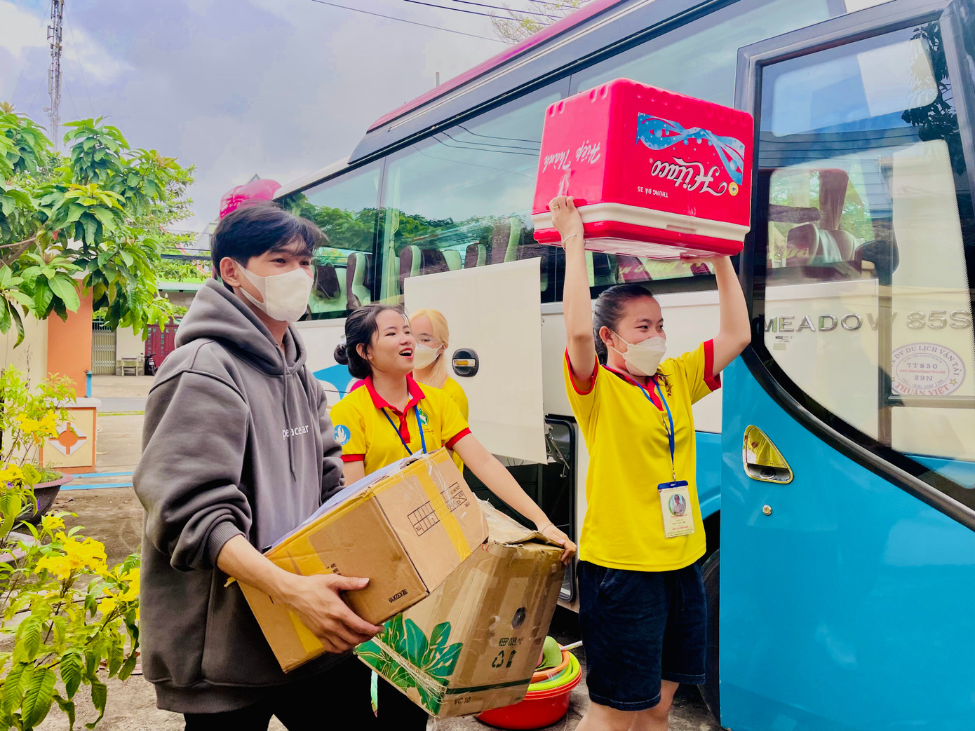 Cô bạn luôn tiên phong, xung kích trong các hoạt động tình nguyện. Cô bạn luôn tiên phong, xung kích trong các hoạt động tình nguyện.