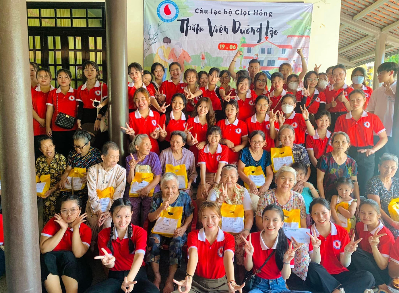 Cho đi để nhận lại những nụ cười.