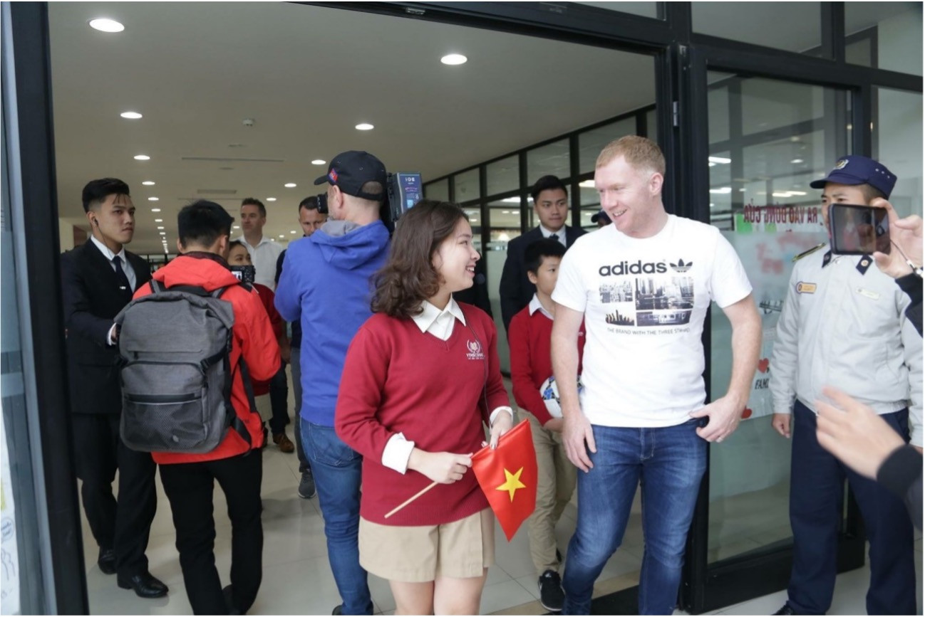Phương Anh trò chuyện cùng cựu danh thủ Paul Scholes trong chuyến thăm Việt Nam năm 2017. Phương Anh trò chuyện cùng cựu danh thủ Paul Scholes trong chuyến thăm Việt Nam năm 2017.