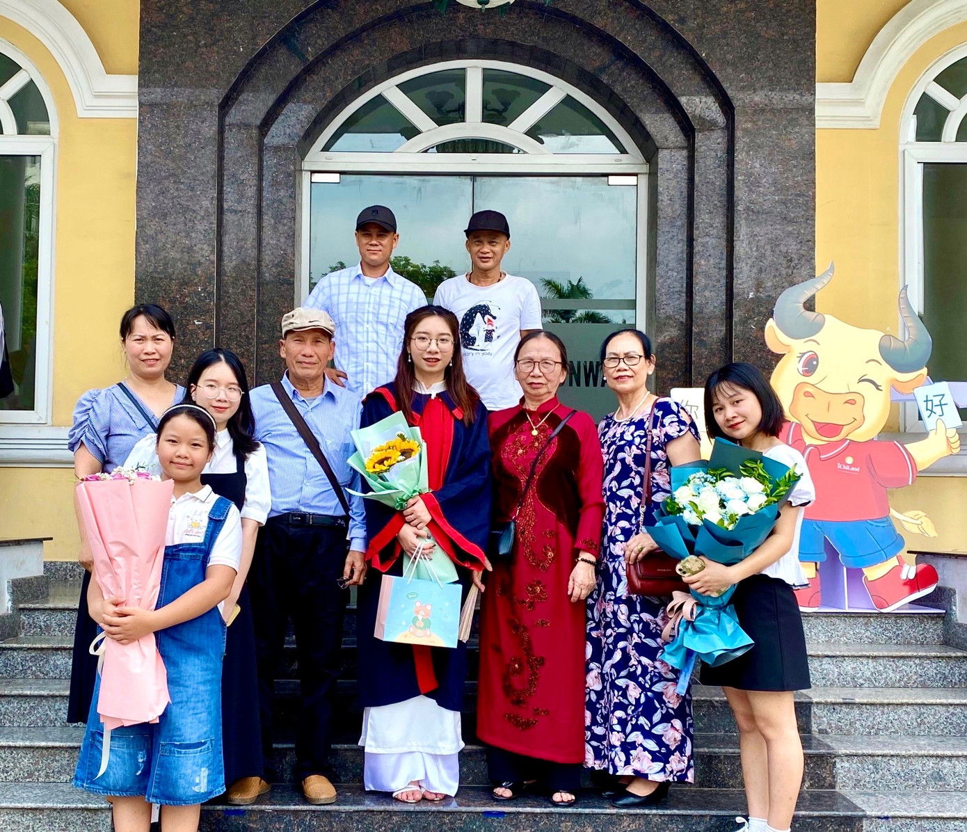 Nữ sinh cùng gia đình của mình trong buổi lễ tốt nghiệp.