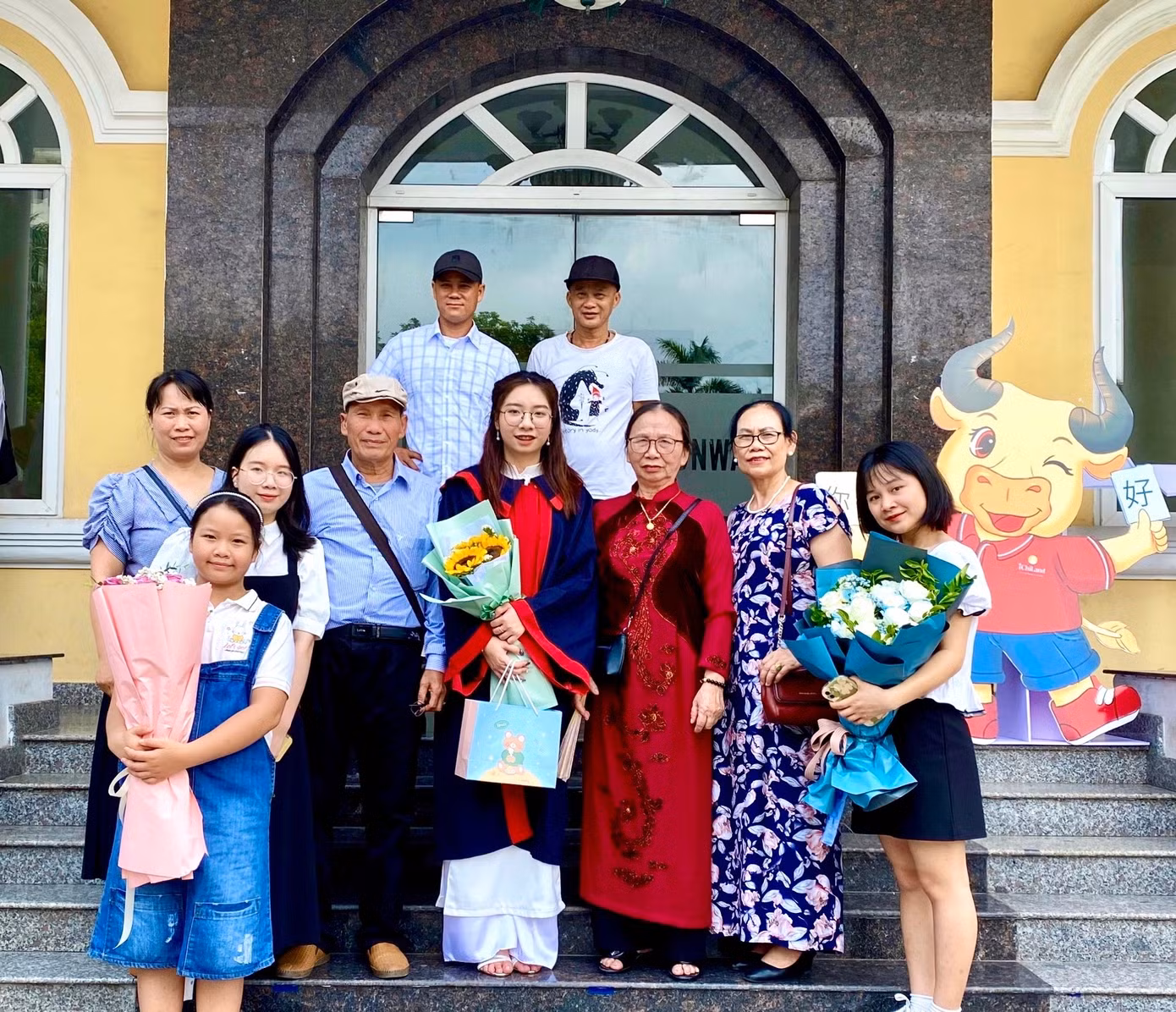 Nữ sinh cùng gia đình của mình trong buổi lễ tốt nghiệp.