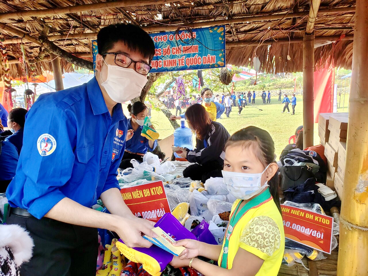 Gia Khiêm trong hoạt động tình nguyện Phiên chợ 0 đồng tại tỉnh Sơn La. Gia Khiêm trong hoạt động tình nguyện Phiên chợ 0 đồng tại tỉnh Sơn La.