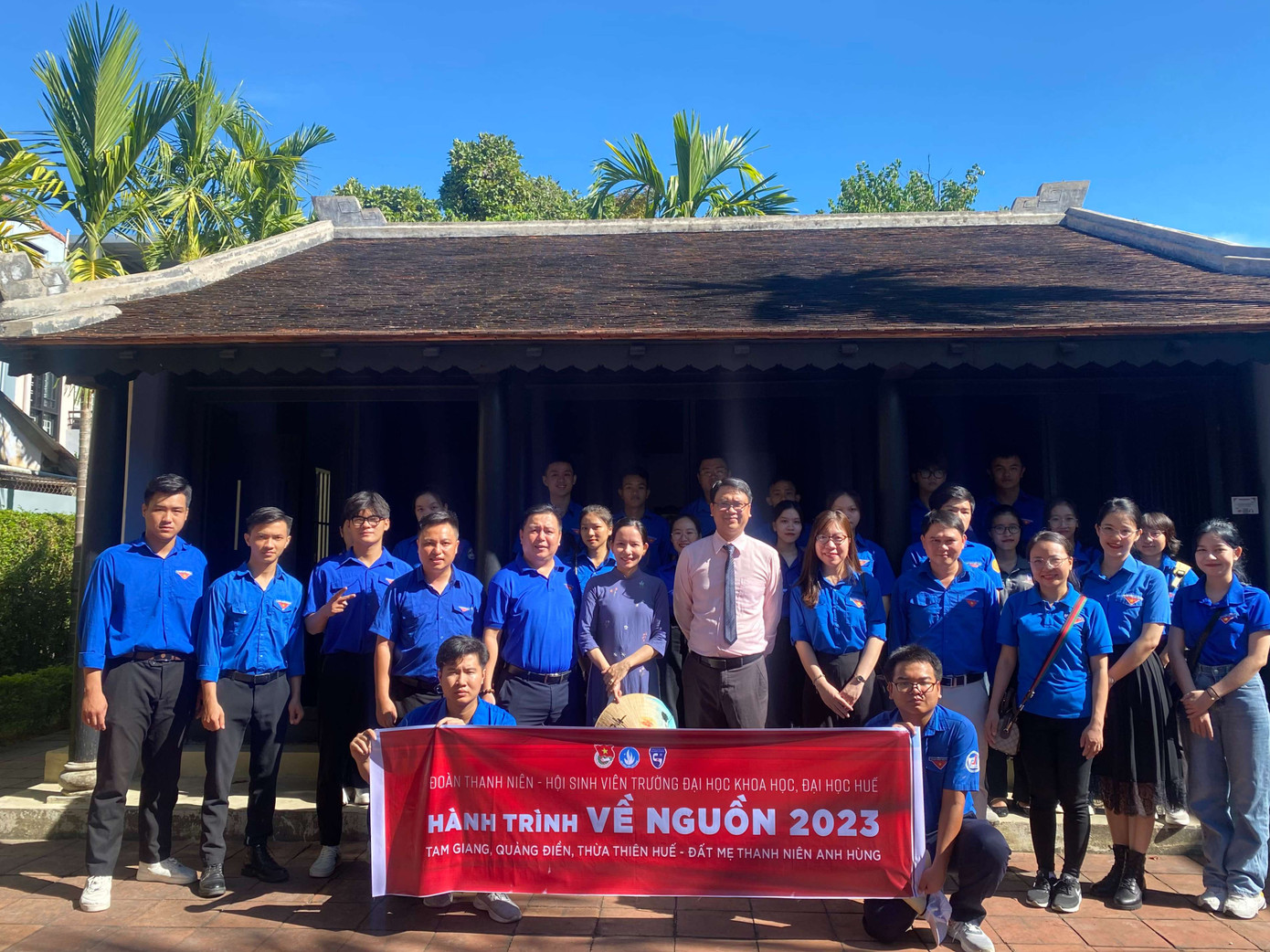 Tham quan và tìm hiểu về nhà lưu niệm Chủ tịch Hồ Chí Minh tại phường Thuận Lộc, thành phố Huế.