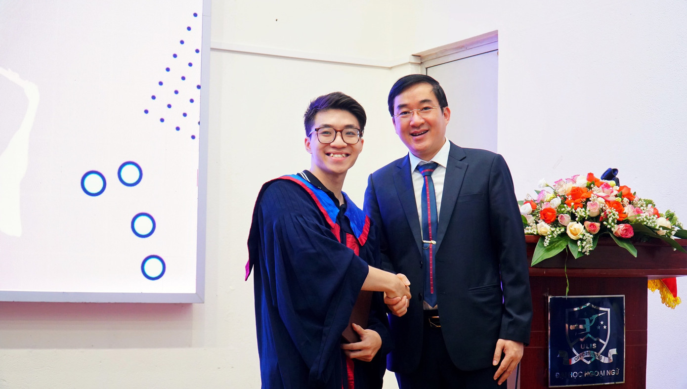 Quốc Dũng chụp ảnh cùng TS. Nguyễn Xuân Long - Hiệu trưởng Trường Đại học Ngoại ngữ, ĐHQGHN. Quốc Dũng chụp ảnh cùng TS. Nguyễn Xuân Long - Hiệu trưởng Trường Đại học Ngoại ngữ, ĐHQGHN.