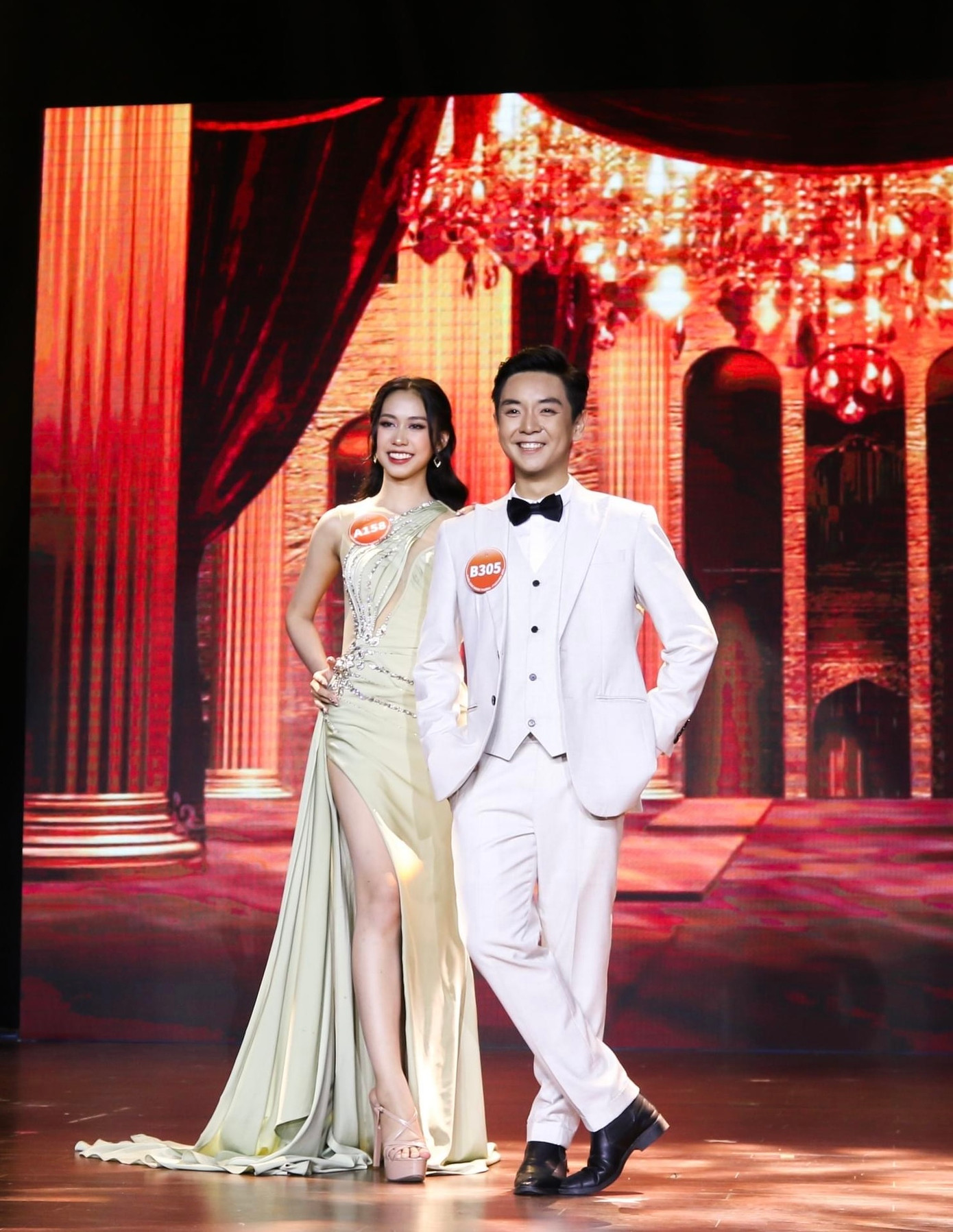 Top 5 thí sinh nữ, 5 thí sinh nam bước vào vòng thi ứng xử sẽ chọn hình thức trả lời bằng tiếng Việt hoặc song ngữ xoay quanh các vấn đề nóng xã hội đang quan tâm hiện nay. Top 5 thí sinh nữ, 5 thí sinh nam bước vào vòng thi ứng xử sẽ chọn hình thức trả lời bằng tiếng Việt hoặc song ngữ xoay quanh các vấn đề nóng xã hội đang quan tâm hiện nay.