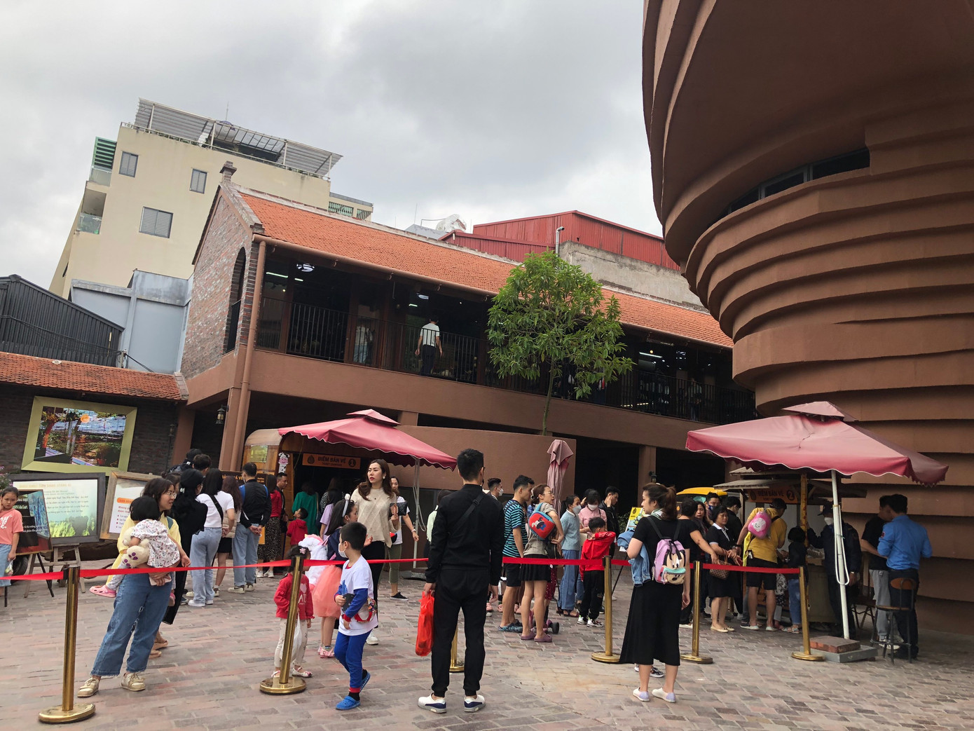 Khu vực mua vé tại Bảo tàng gốm Bát Tràng.