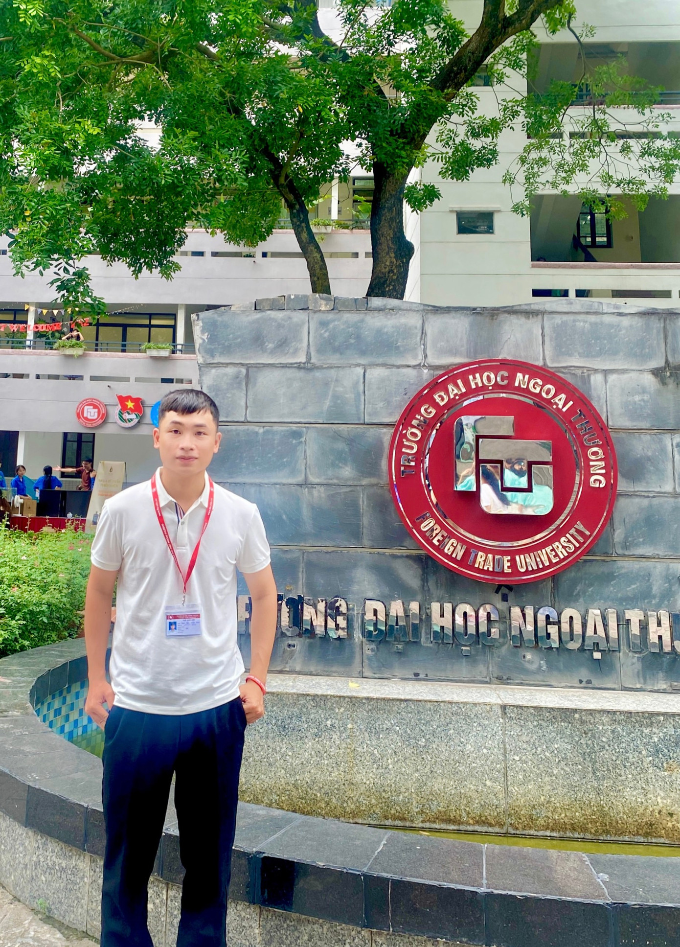 Nhật Toàn hiện đang là sinh viên năm thứ nhất ngành Tiếng Anh thương mại, trường Đại học Ngoại thương.