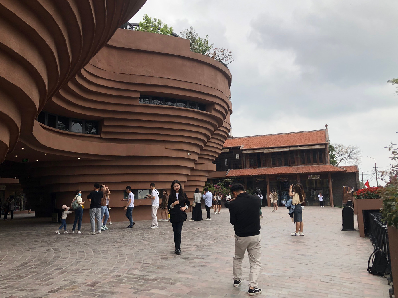 Các bạn trẻ thích thú check in trước sảnh tầng 1.