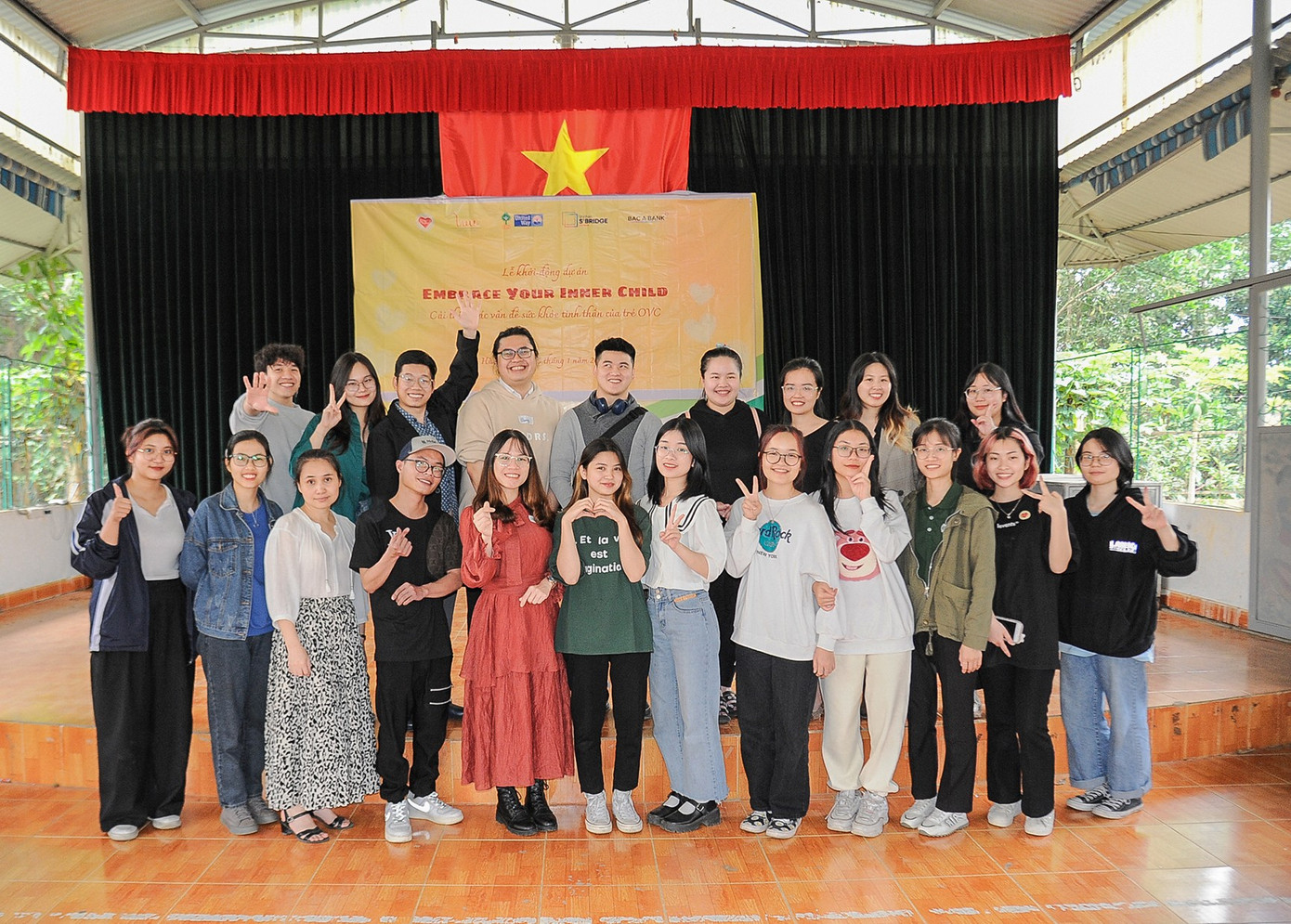 Huệ cùng đoàn thực hiện dự án Chăm sóc sức khoẻ tinh thần cho trẻ OVC HN tại Cơ sở cai nghiện ma túy II.