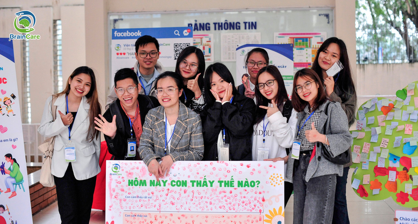 Huệ cùng các nhà tâm lý thực hiện chương trình Ngày hạnh phúc tại trường TH Nghĩa Tân cùng Viện tâm lý giáo dục Braincare.