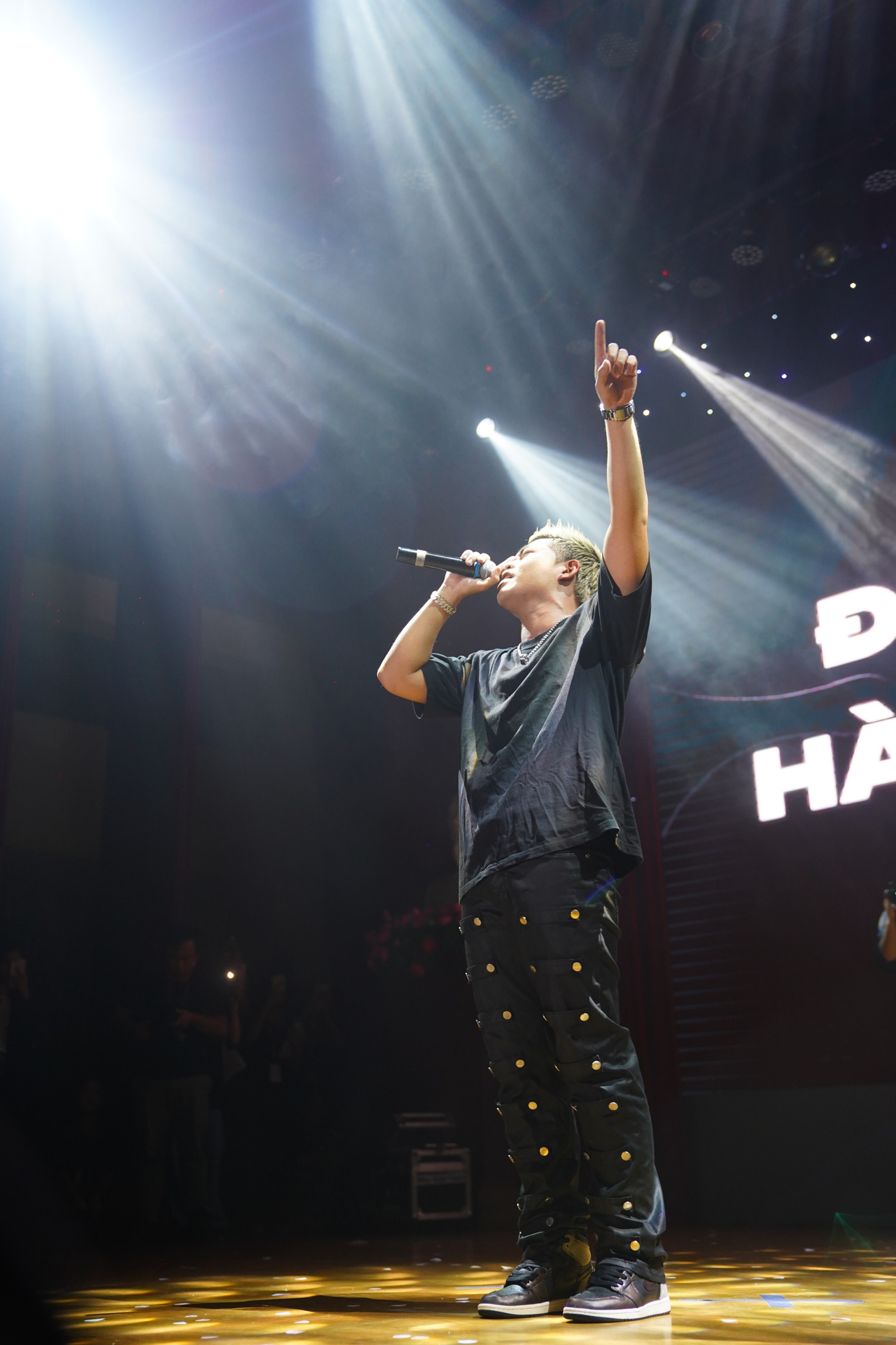 Tez “quẩy hết mình” cùng sinh viên trường Báo.