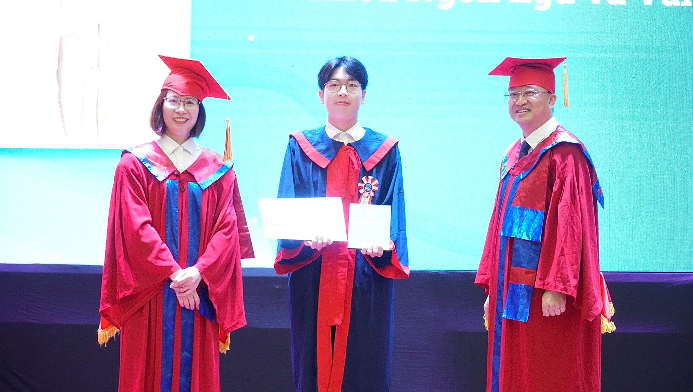 Thủ khoa Nguyễn Tiến Huy tại lễ tốt nghiệp hồi tháng 7/2023. Thủ khoa Nguyễn Tiến Huy tại lễ tốt nghiệp hồi tháng 7/2023.