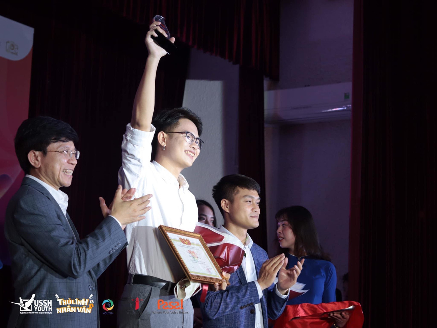 Thành quả sau những miệt mài trau dồi là sự trưởng thành của một cậu bé từng sợ sân khấu đến Nguyễn Văn Nam với những thành tích cá nhân đáng nể. Thành quả sau những miệt mài trau dồi là sự trưởng thành của một cậu bé từng sợ sân khấu đến Nguyễn Văn Nam với những thành tích cá nhân đáng nể.