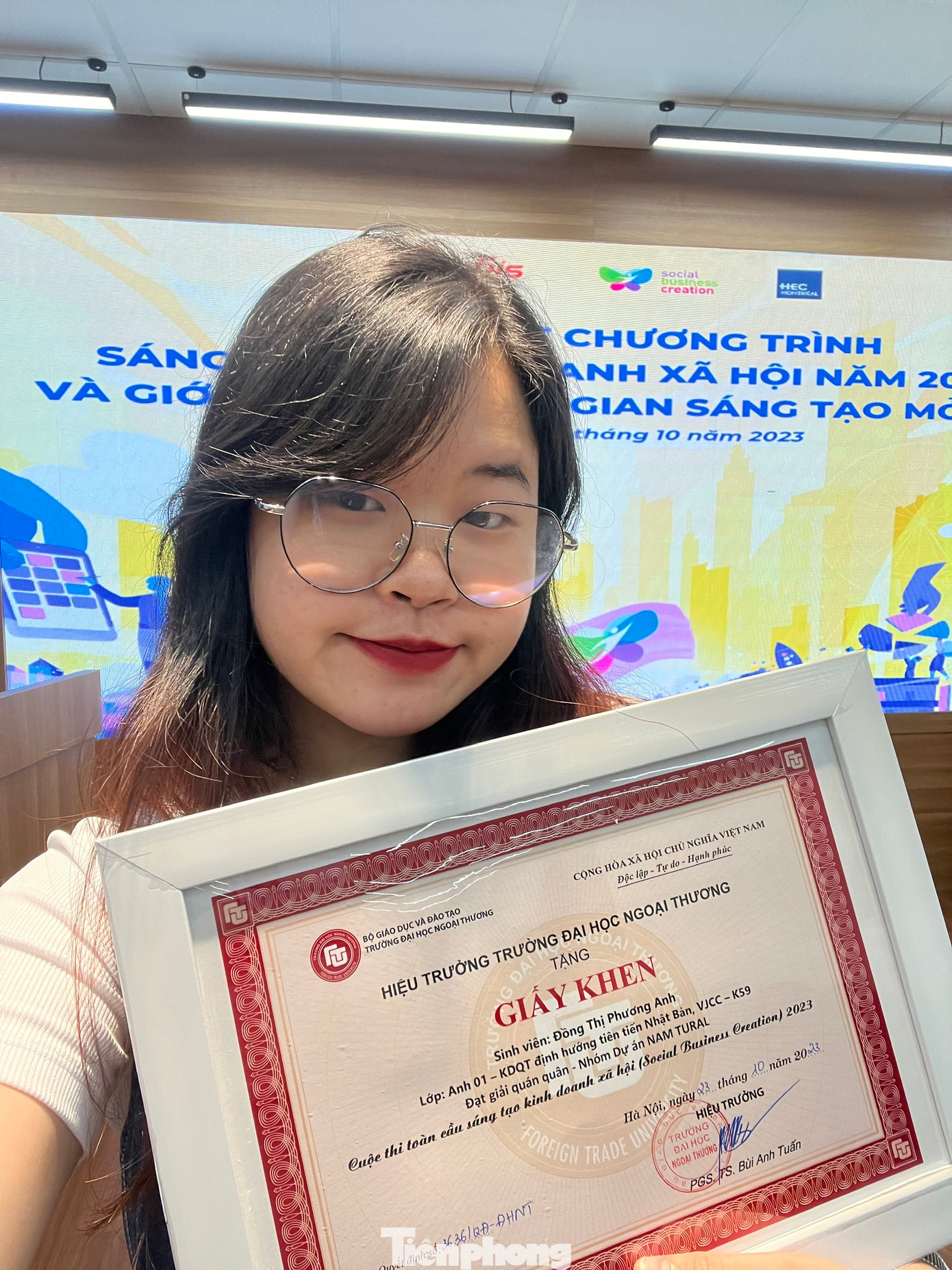 Phương Anh cùng nhóm sinh viên đạt Quán quân bảng Startup của một cuộc thi Kinh doanh tạo tác động xã hội toàn cầu. Phương Anh cùng nhóm sinh viên đạt Quán quân bảng Startup của một cuộc thi Kinh doanh tạo tác động xã hội toàn cầu.