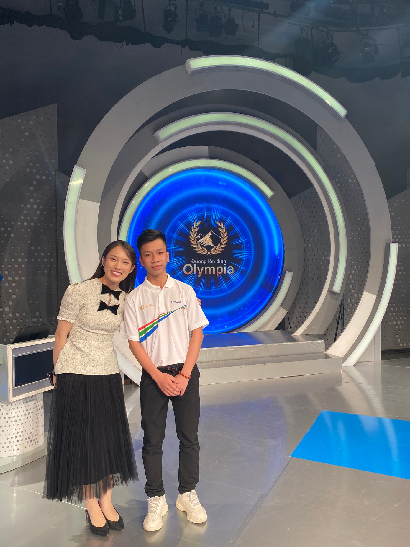 Lương cùng MC Khánh Vy tại cuộc thi Đường lên Đỉnh Olympia năm 2022.