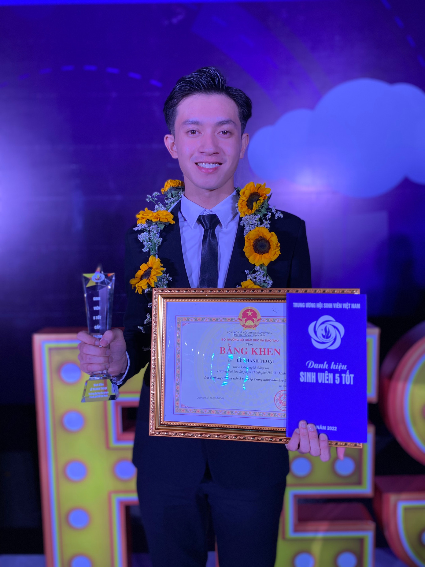 Lê Thanh Thoại tại lễ tuyên dương danh hiệu “Sinh viên 5 tốt” cấp Trung ương. Lê Thanh Thoại tại lễ tuyên dương danh hiệu “Sinh viên 5 tốt” cấp Trung ương.