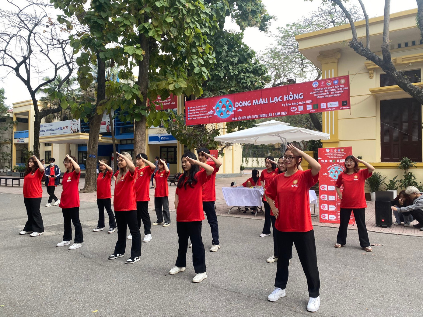 Các bạn tình nguyện viên tham gia nhảy flashmob. Các bạn tình nguyện viên tham gia nhảy flashmob.