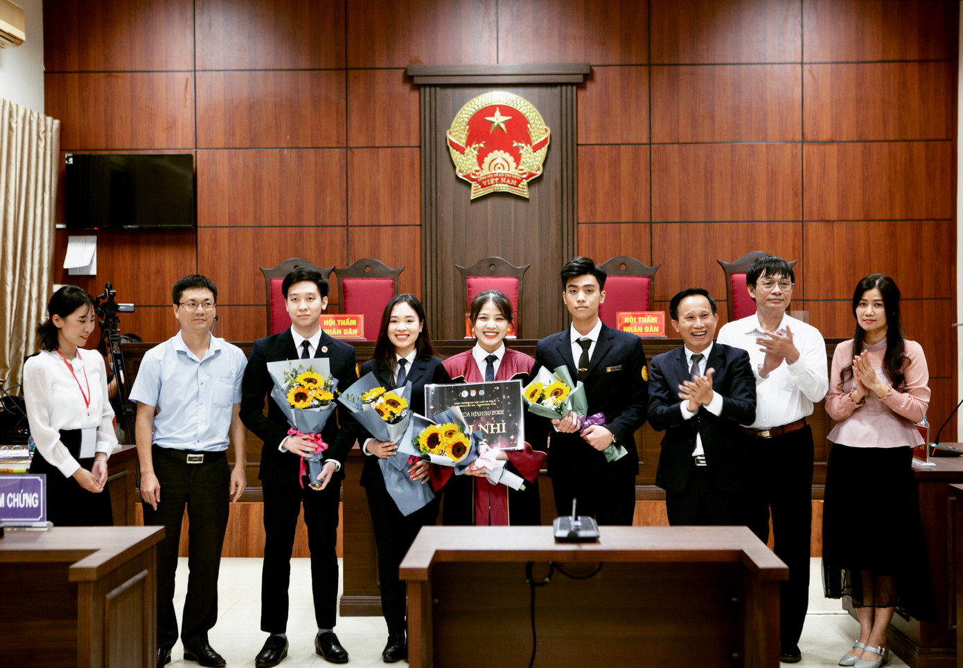 Mạnh Tuấn cùng đội thi đạt giải Nhì cuộc thi Phiên tòa hình sự năm 2022 do CLB Kỹ năng luật gia, Đoàn Trường Đại học Luật Hà Nội tổ chức.