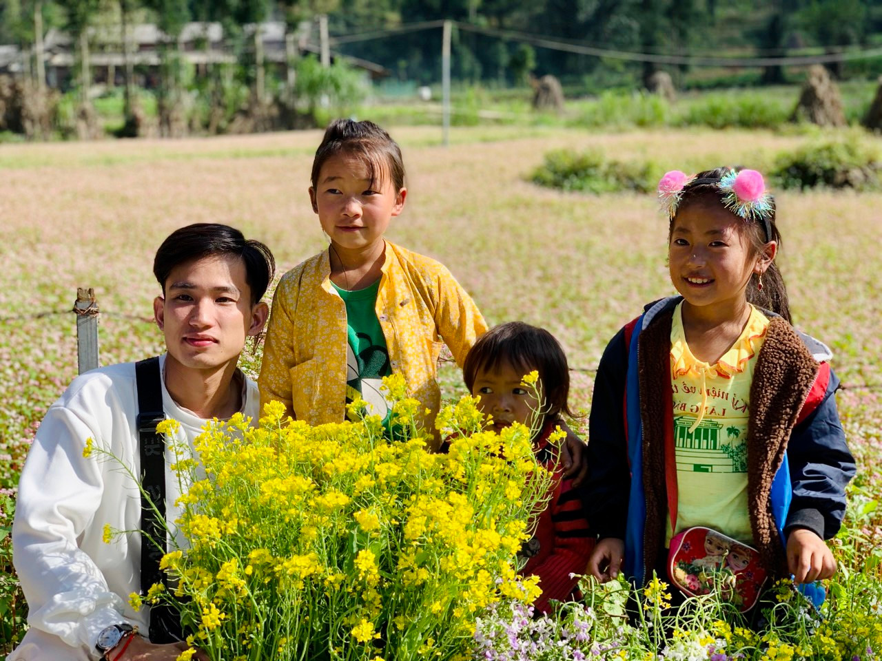 Tham gia hoạt động tình nguyện tại Lũng Cú, Hà Giang.