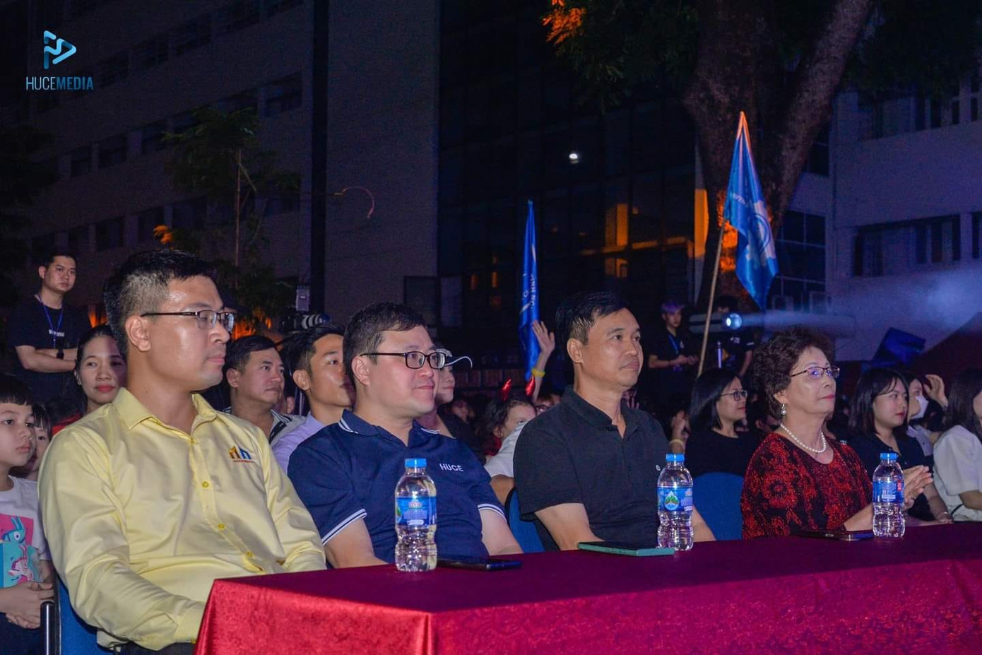 Các khách mời là lãnh đạo đại diện cho nhiều phòng ban. Các khách mời là lãnh đạo đại diện cho nhiều phòng ban.