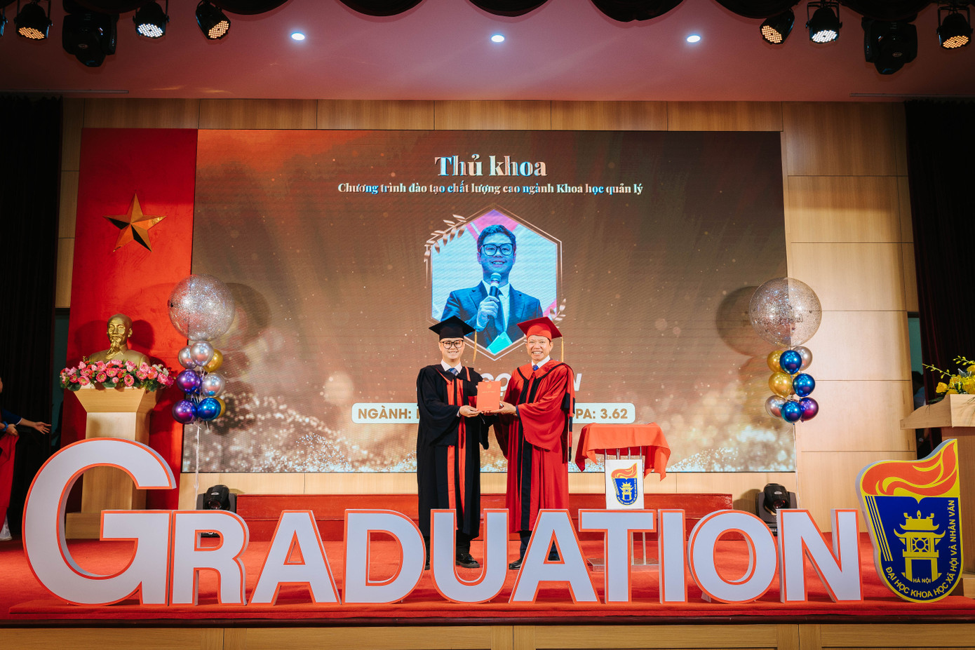 Ngọc Tân nhận bằng tốt nghiệp xuất sắc trong lễ tốt nghiệp. Ngọc Tân nhận bằng tốt nghiệp xuất sắc trong lễ tốt nghiệp.