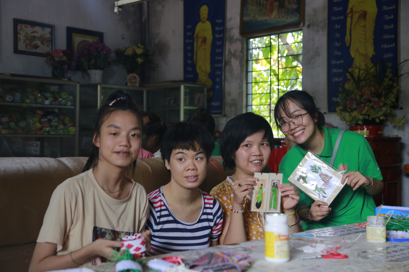 Nguyễn Phương Lan (ngoài cùng bên phải) tặng những món quà cho các bạn có hoàn cảnh khó khăn.