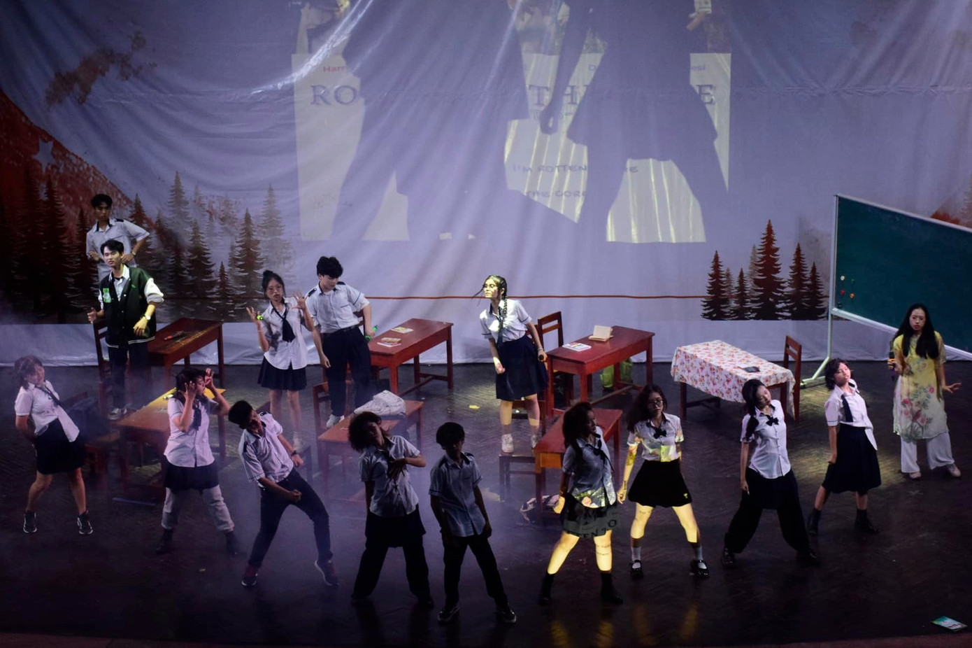 Một phân cảnh trong vở kịch “The Cover” do Huỳnh Thịnh cùng các bạn trong CLB tiếng Anh cùng biên soạn.