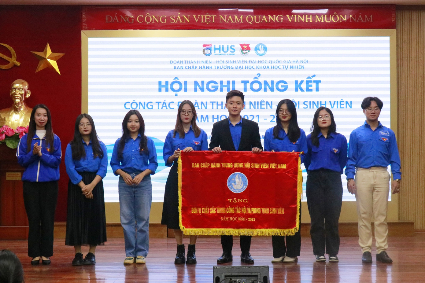 Phương Trang (thứ tư từ trái sang) cùng Ban Thư ký Hội Sinh viên Trường nhận Cờ thi đua cấp Trung ương.