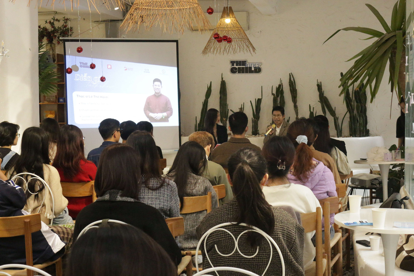 Thạc sĩ Tâm lý học lâm sàng Lê Thế Hanh chia sẻ cùng các bạn trẻ tại Talkshow “Vá".