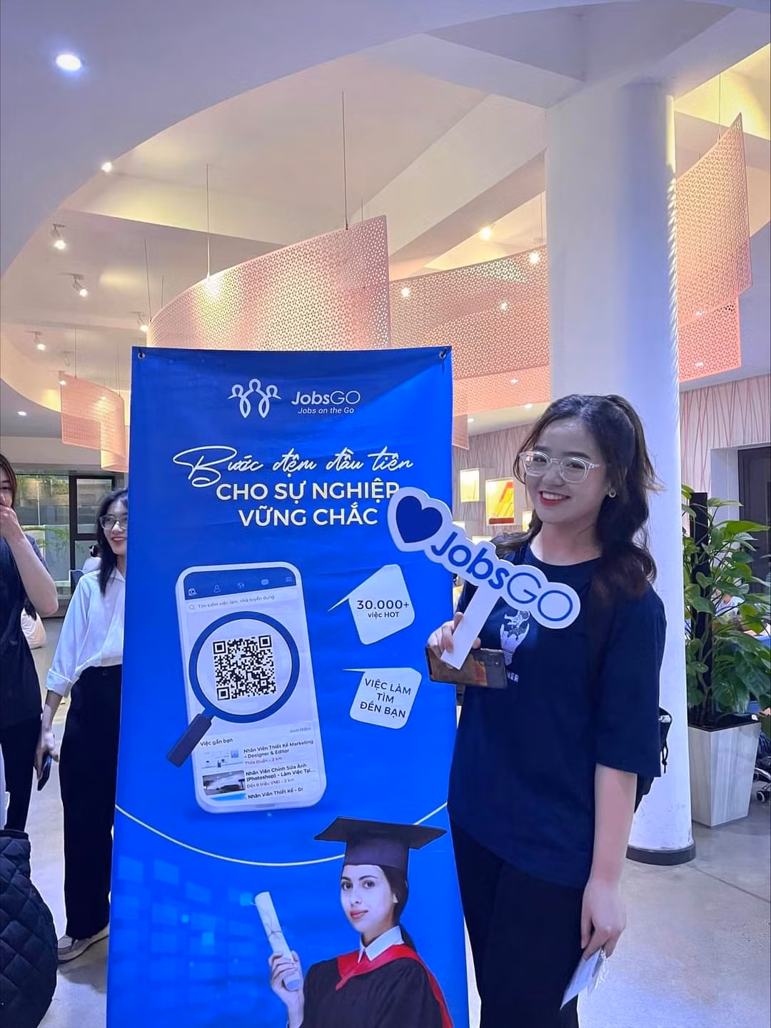 Cô là thực tập sinh Marketing tại Công ty Cổ phần Phát triển và Hội nhập HASU. Cô là thực tập sinh Marketing tại Công ty Cổ phần Phát triển và Hội nhập HASU.