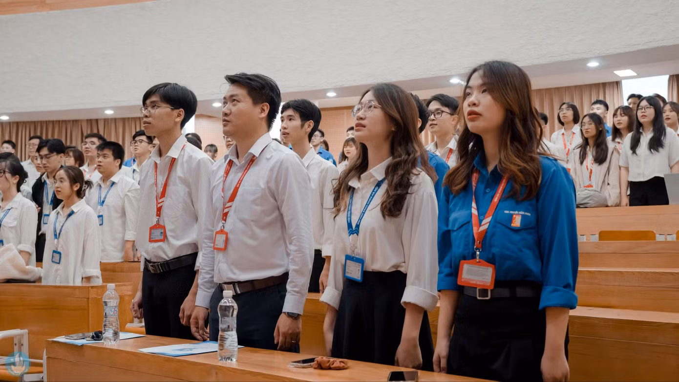 Thanh Thảo (ngoài cùng bên phải) tại Lễ Công bố QĐ chuẩn y BCM - Lễ ra mắt các chức danh chủ chốt HSV ĐH khoá XXIII, nhiệm kỳ 2023-2025.