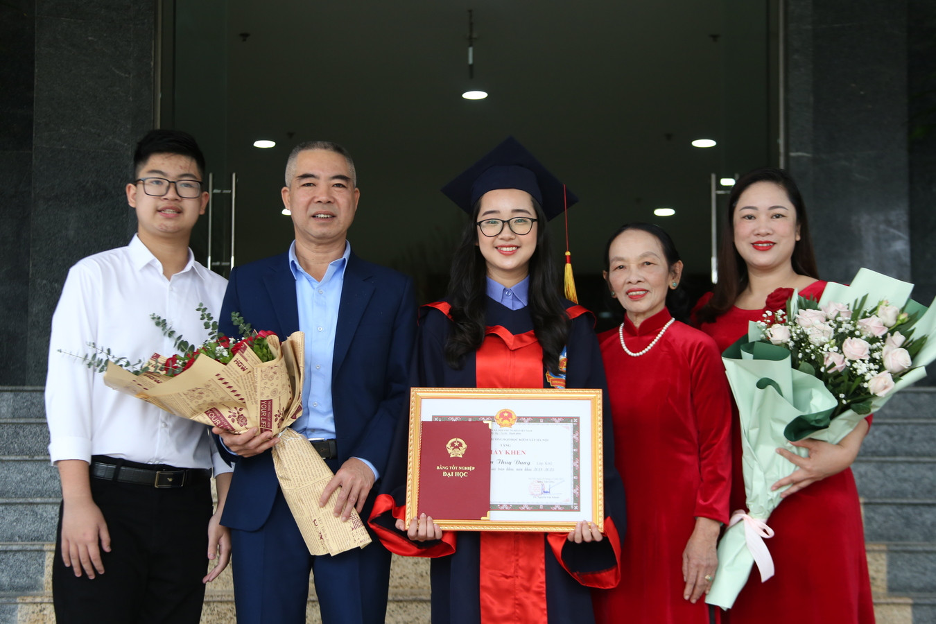 Bà ngoại, bố mẹ và em trai vượt quãng đường xa xôi từ Yên Bái đến chung vui cùng cô. Bà ngoại, bố mẹ và em trai vượt quãng đường xa xôi từ Yên Bái đến chung vui cùng cô.