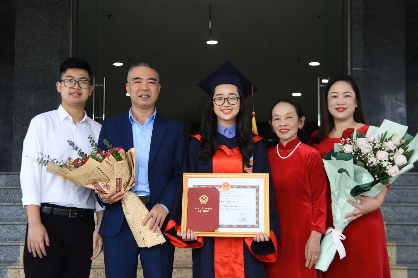 Bà ngoại, bố mẹ và em trai vượt quãng đường xa xôi từ Yên Bái đến chung vui cùng cô.
