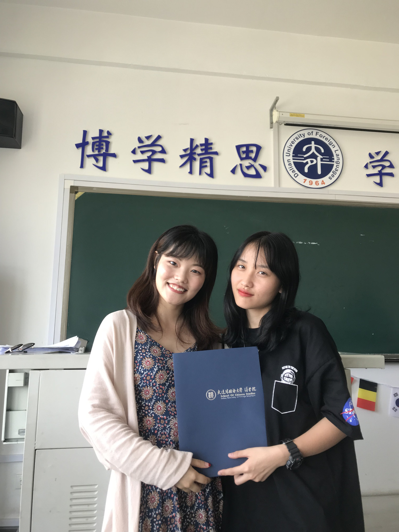 Cô MC là một trong những gương mặt đại diện tham gia chương trình Trải nghiệm Ngôn ngữ - văn hoá tại trường ĐH Ngoại Ngữ Đại Liên (Trung Quốc) ngay từ năm nhất Đại học. Cô MC là một trong những gương mặt đại diện tham gia chương trình Trải nghiệm Ngôn ngữ - văn hoá tại trường ĐH Ngoại Ngữ Đại Liên (Trung Quốc) ngay từ năm nhất Đại học.