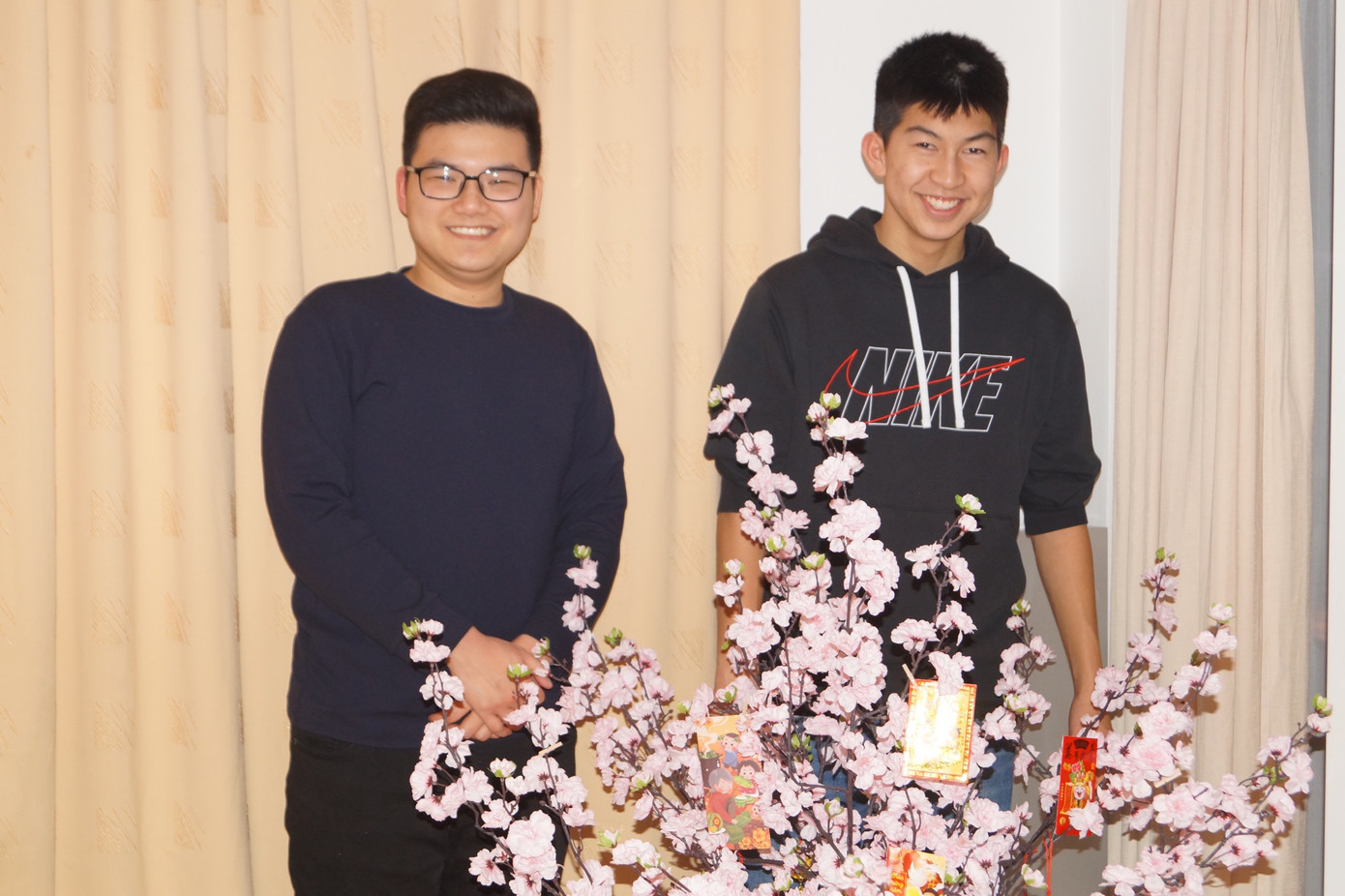 Chụp cùng người em họ khi đón Tết 2022 tại nhà cô ruột.