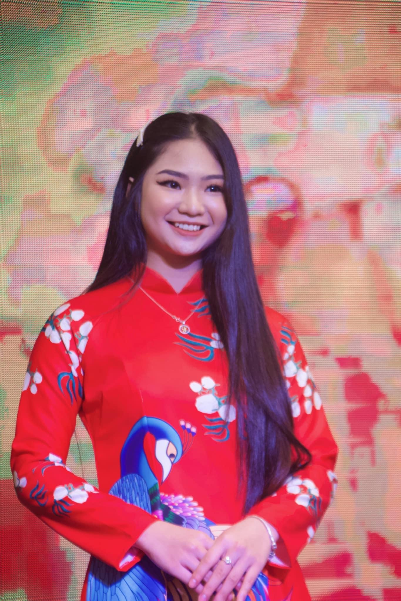 Thân Thị Thu Phương hiện đang là sinh viên năm 2 chuyên ngành Tiếng Trung Thương mại tại trường Đại học Ngoại Thương Hà Nội. Thân Thị Thu Phương hiện đang là sinh viên năm 2 chuyên ngành Tiếng Trung Thương mại tại trường Đại học Ngoại Thương Hà Nội.