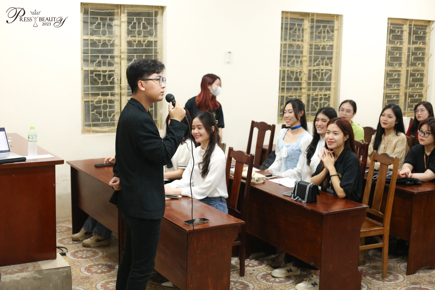 BTV Hữu Trí đưa ra những gợi ý cho thí sinh với đề bài xoay quanh các vấn đề nóng trong xã hội hiện nay như “vượt sướng”, “lạm phát” hoa hậu hay trí tuệ nhân tạo…