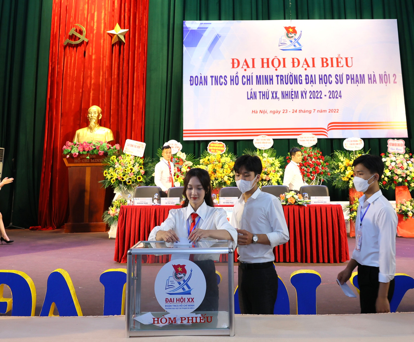 Tú Anh bỏ phiếu bầu Ban Chấp hành khoá mới tại Đại hội Đại biểu Đoàn TNCS Hồ Chí Minh Trường ĐHSP Hà Nội 2 lần thứ XX, nhiệm kỳ 2022-2024.