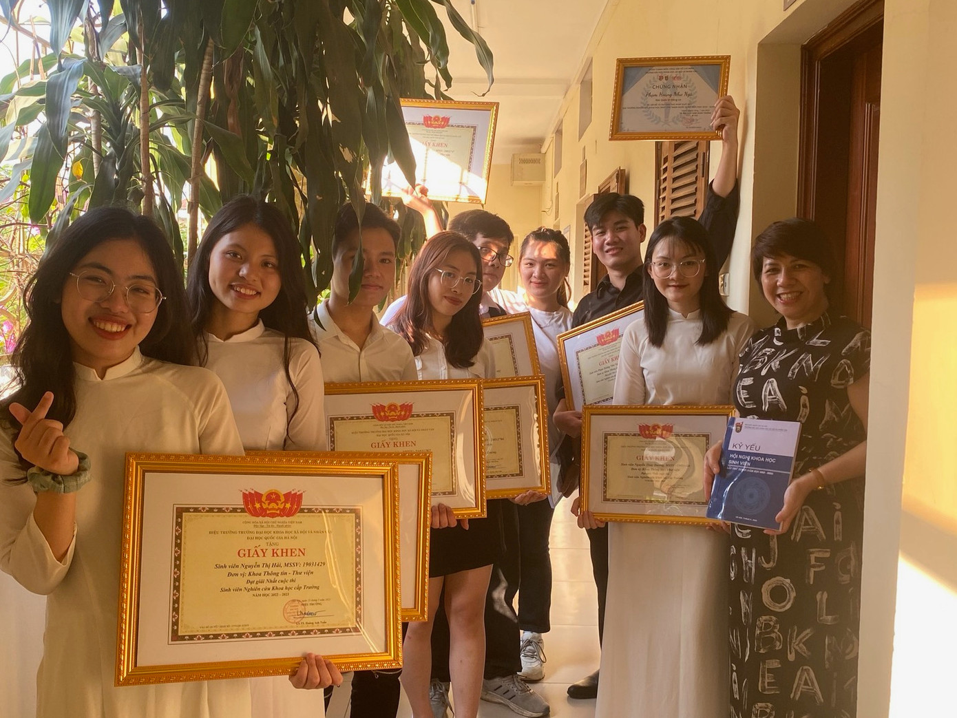 Hải (ngoài cùng bên trái), TS. Nguyễn Thị Kim Dung (ngoài cùng bên phải), giảng viên khoa Thông tin – Thư viện và các bạn sinh viên của khoa đạt giải tại cuộc thi Nghiên cứu khoa học sinh viên cấp trường năm 2023.