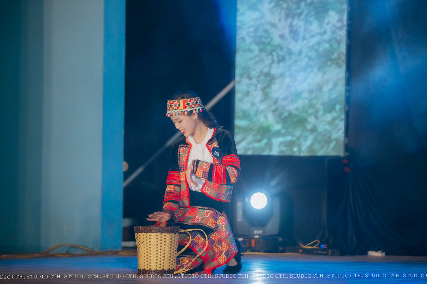 Yến Nhi trong phần thi trình diễn trang phục dân tộc.