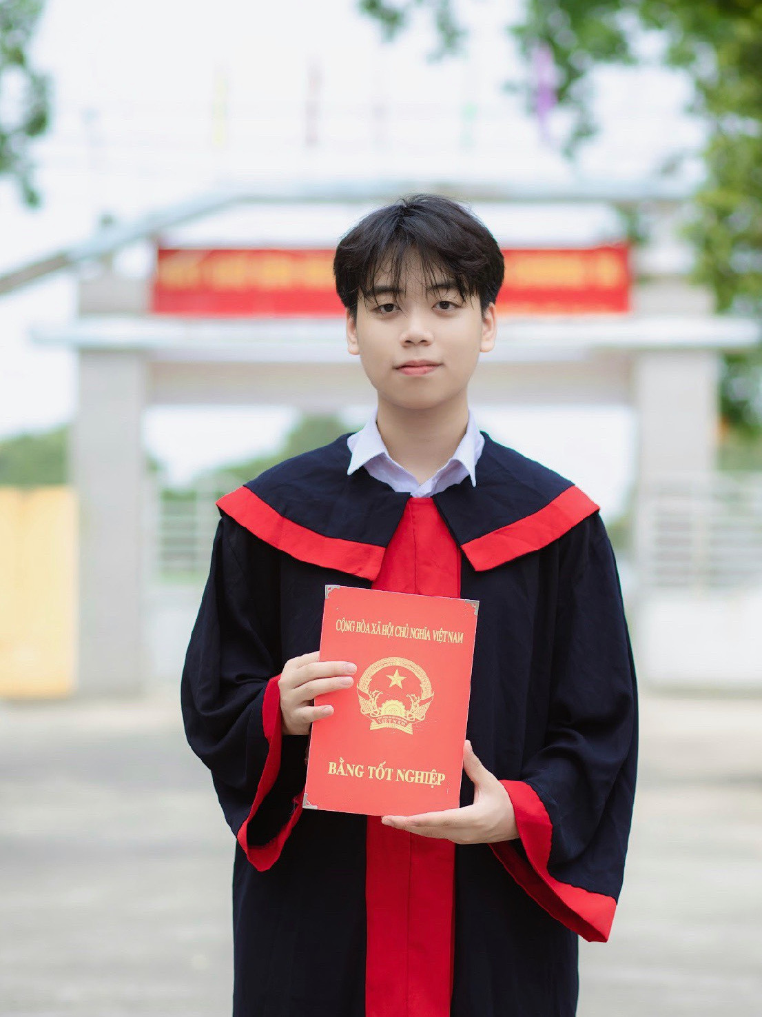 Dương Hải Phong, học sinh lớp 12A1, Trường THPT Phù Cừ, Hưng Yên. Dương Hải Phong, học sinh lớp 12A1, Trường THPT Phù Cừ, Hưng Yên.