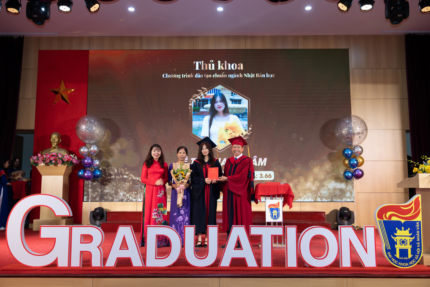 Thanh Tâm cùng mẹ (thứ 2 từ trái qua) lên sân khấu nhận bằng cử nhân.