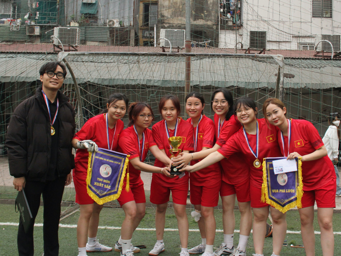 Nhật Trân (thứ 2 từ phải sang) cùng các đồng đội giành huy chương Vàng giải Bóng đá nữ Khoa Lịch sử “History Cup” năm 2023. Nhật Trân (thứ 2 từ phải sang) cùng các đồng đội giành huy chương Vàng giải Bóng đá nữ Khoa Lịch sử “History Cup” năm 2023.