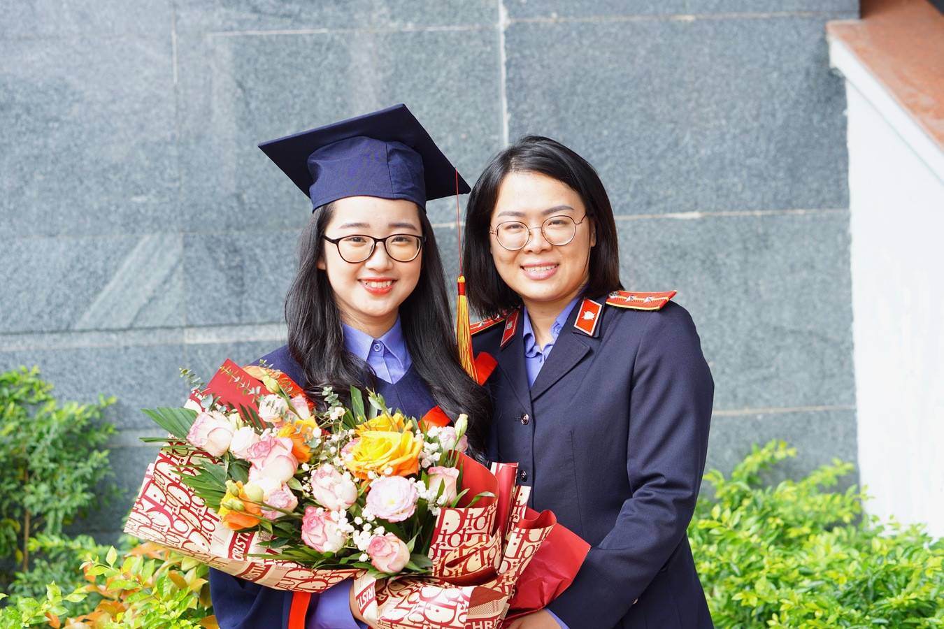 Thuỳ Dung và ThS. Phan Vũ Tuyết Mai - cô giáo chủ nhiệm khóa đại học. Thuỳ Dung và ThS. Phan Vũ Tuyết Mai - cô giáo chủ nhiệm khóa đại học.