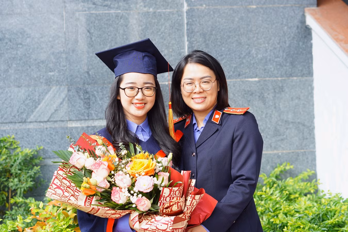 Thuỳ Dung và ThS. Phan Vũ Tuyết Mai - cô giáo chủ nhiệm khóa đại học.