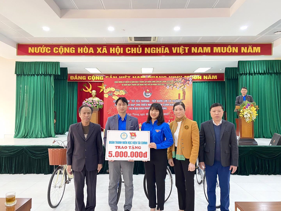 Đoàn Học viện Tài chính cùng chung sức cùng Đoàn phường Đức Thắng trong công tác tình nguyện. Đoàn Học viện Tài chính cùng chung sức cùng Đoàn phường Đức Thắng trong công tác tình nguyện.