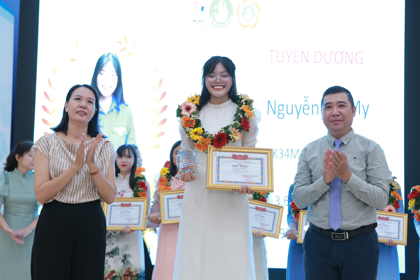 Hà My là cô gái chăm chỉ trong học tập và năng nổ trong các phong trào.