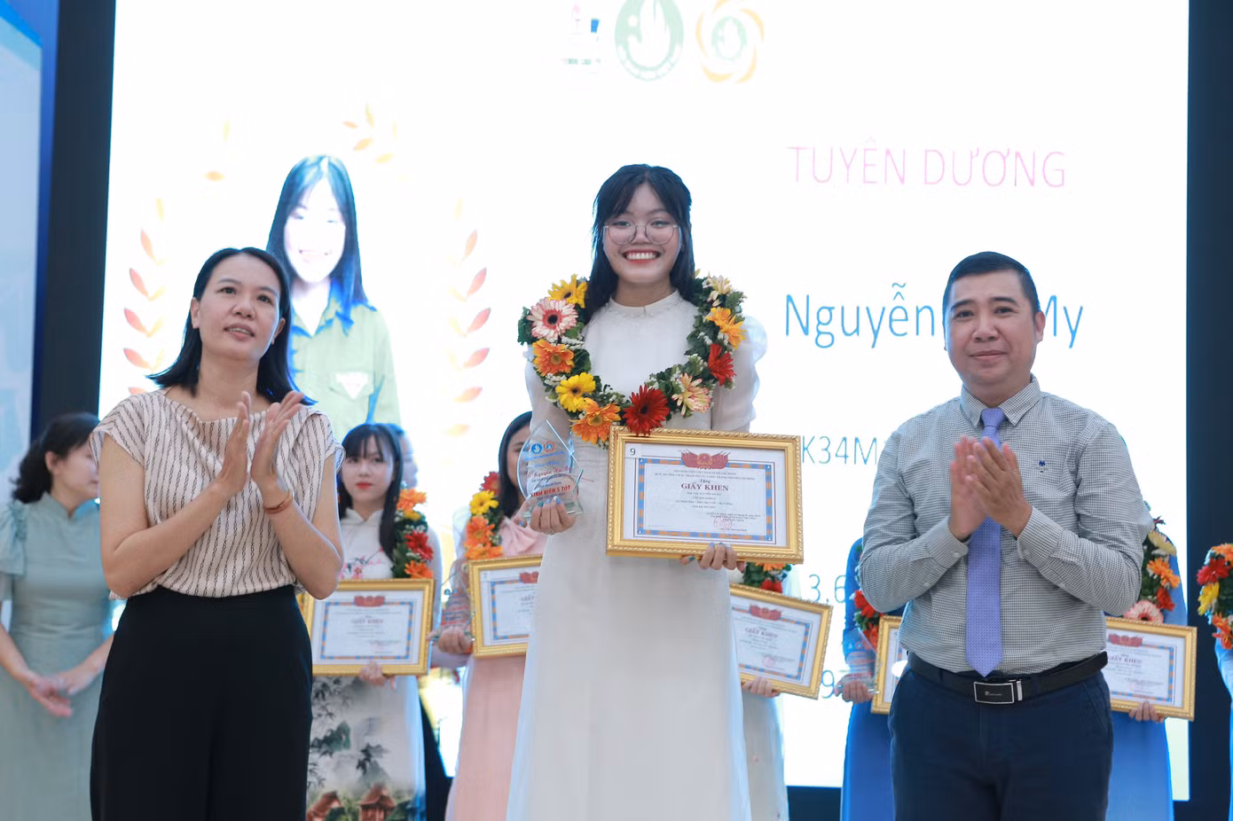 Hà My là cô gái chăm chỉ trong học tập và năng nổ trong các phong trào.
