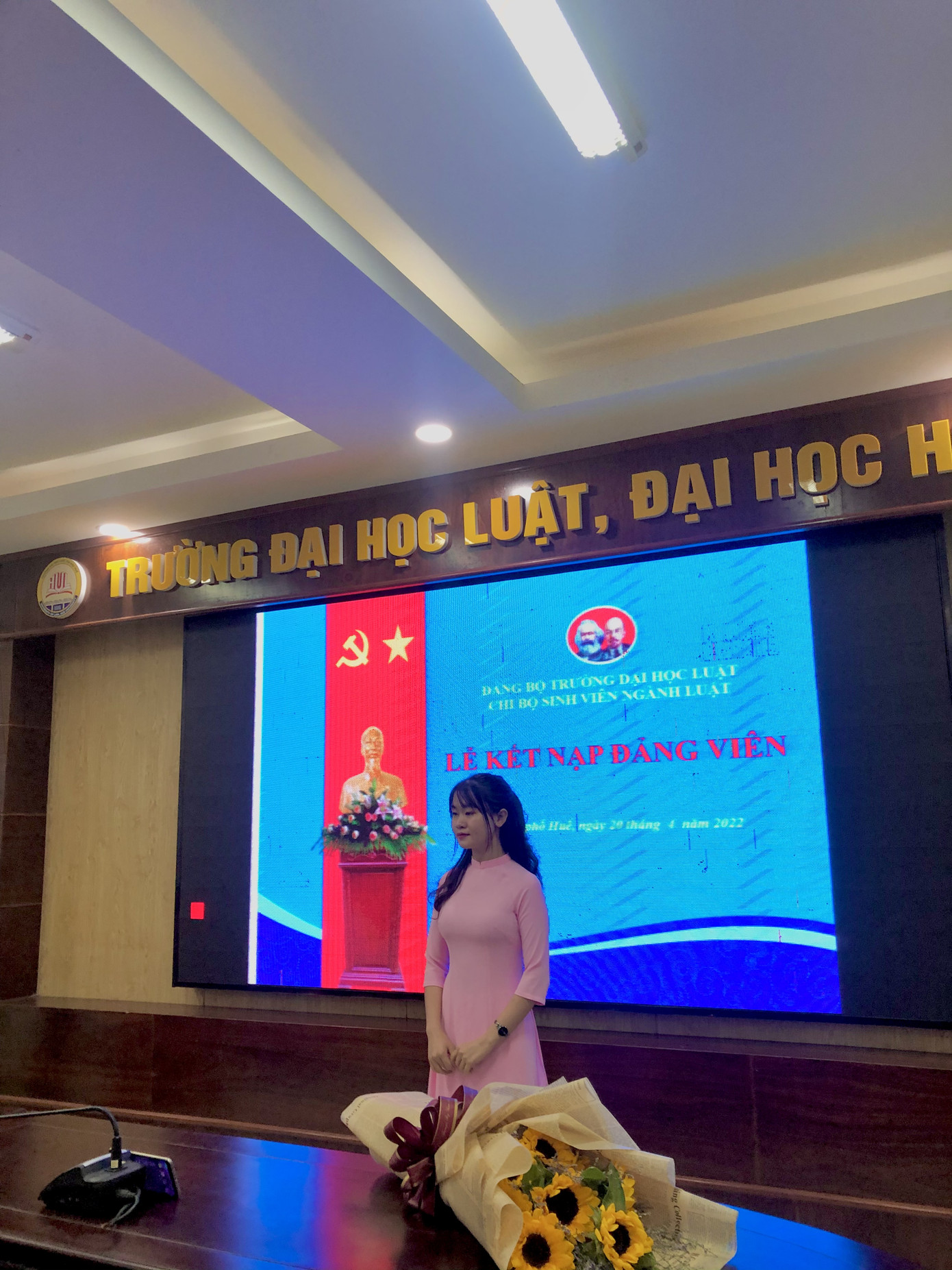 Nguyễn Thị Hoài Linh được kết nạp vào Đảng Cộng sản Việt Nam năm 2022.